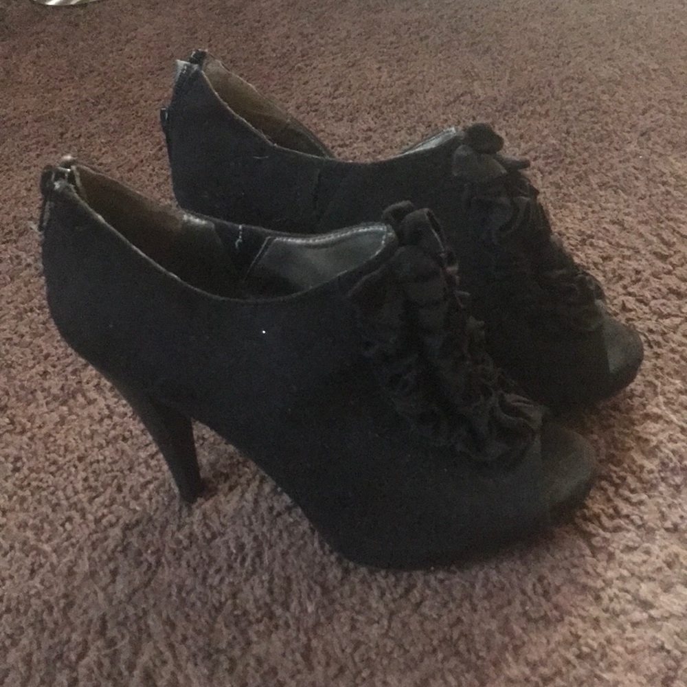 Cute black heels!